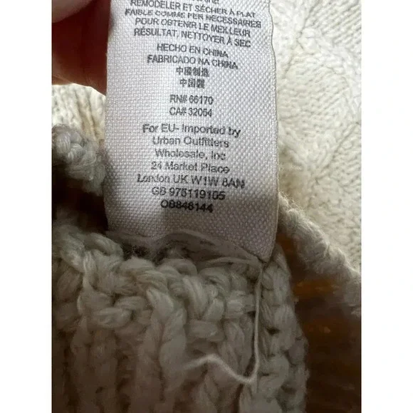 Free People cable knit cropped pullover sweater, size XS. - Picture 8 of 9